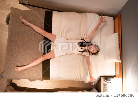 ベッドに寝転ぶ女の子 114696580