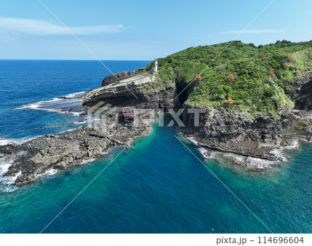 島根県松江市　加賀の潜戸　新潜戸 114696604