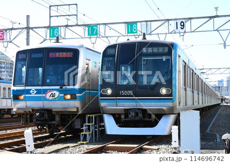 車両基地に停車する東京メトロ東西線の05系（東快・東葉勝田台表示）と15000系（東西線直通表示）の写真素材 [114696742] - PIXTA