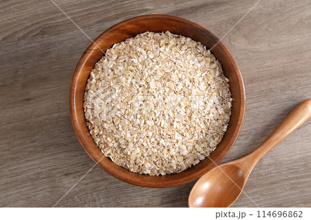 木の器に盛られたオートミール 木の器に盛られたオートミール 114696862