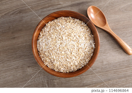木の器に盛られたオートミール 114696864