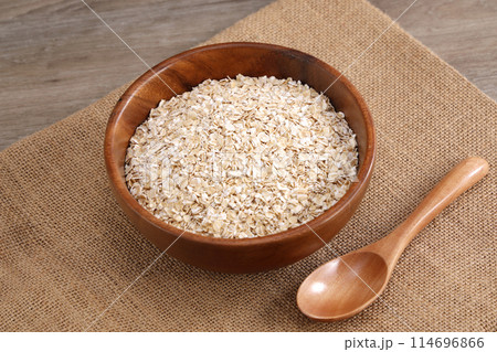 木の器に盛られたオートミール 木の器に盛られたオートミール 114696866
