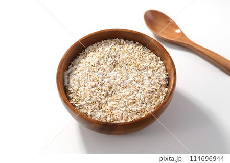 木の器に盛られたオートミール 木の器に盛られたオートミール 114696944