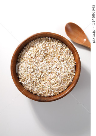 木の器に盛られたオートミール 114696948