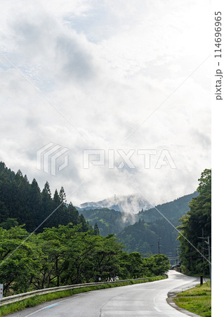 雨上がりの街道と紀伊山地 雨上がりの街道と紀伊山地 114696965