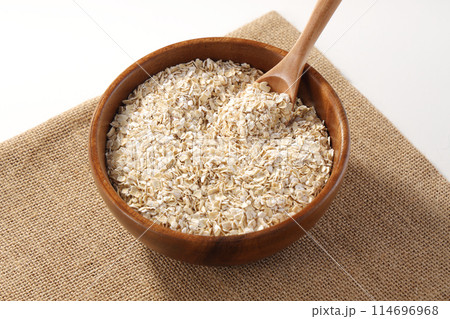 木の器に盛られたオートミール 114696968
