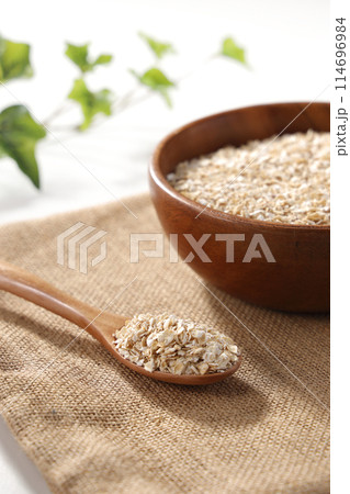 木の器に盛られたオートミール 木の器に盛られたオートミール 114696984