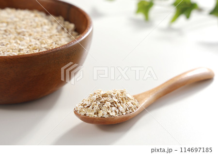 木の器に盛られたオートミール 木の器に盛られたオートミール 114697185