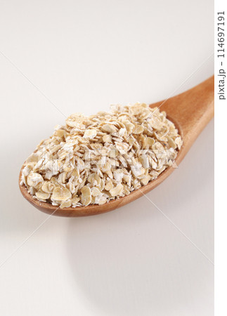 木のスプーンに盛られたオートミール 木のスプーンに盛られたオートミール 114697191