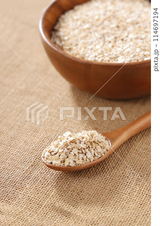 木の器に盛られたオートミール 木の器に盛られたオートミール 114697194