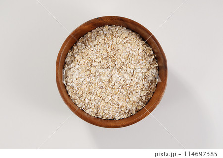木の器に盛られたオートミール 114697385