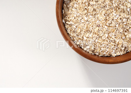 木の器に盛られたオートミール 木の器に盛られたオートミール 114697391