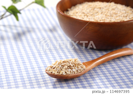 木の器に盛られたオートミール 114697395