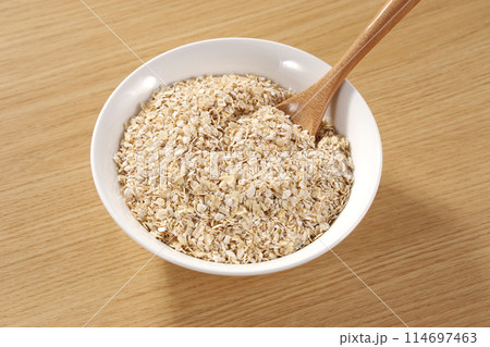 皿に盛られたオートミール 皿に盛られたオートミール 114697463