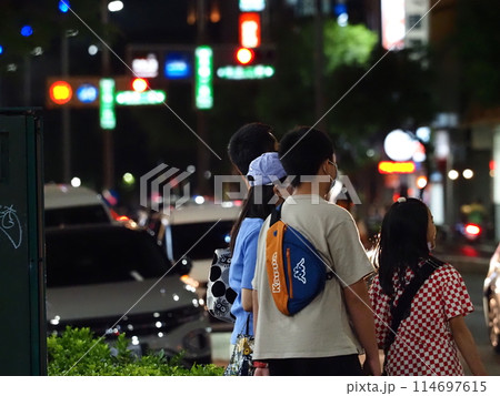 台灣高雄市夜の街並み、信号待ちの人と車、街路灯の灯り、 114697615