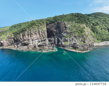 島根県松江市　加賀の潜戸　旧潜戸 114697738