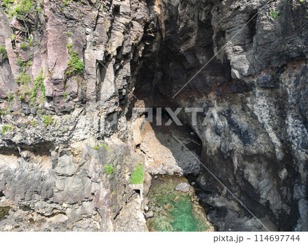 島根県松江市　加賀の潜戸　旧潜戸 114697744