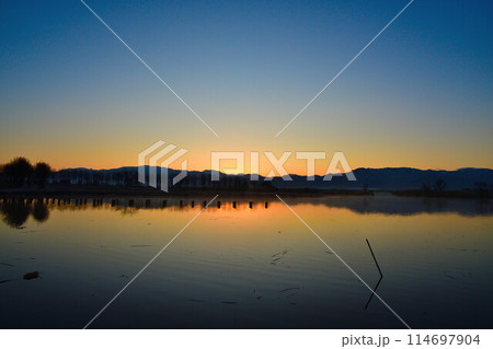 朝の福島潟（新潟県） 114697904