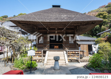 鎌倉円覚寺の美しい草屋根の開基廟 鎌倉円覚寺の美しい草屋根の開基廟 114698123
