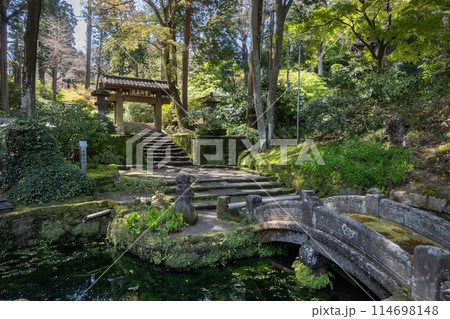 北鎌倉の禅寺、臨済宗浄智寺の石橋と山門 114698148