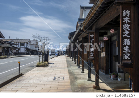 三国街道塩沢宿の牧之通りにある鈴木牧之の生家と雁木のある風景 114698157