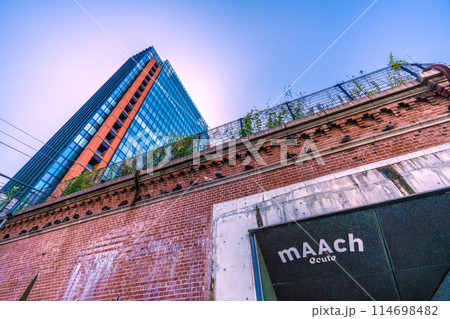 日本の東京都市景観 万世橋からマーチエキュートやハトなどを望む 114698482