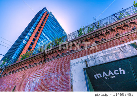 日本の東京都市景観 万世橋からマーチエキュートやハトなどを望む 114698483