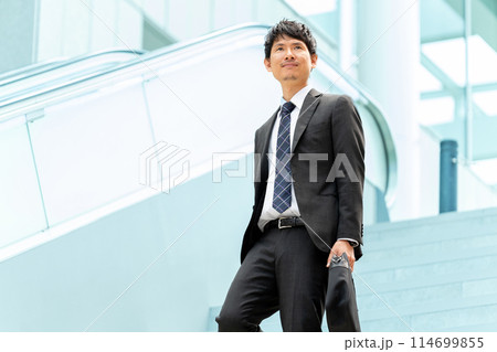 オフィス街を歩く男性ビジネスマン 114699855