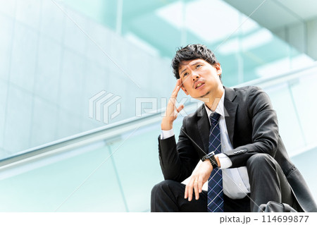 考えごとをする男性ビジネスマン 114699877