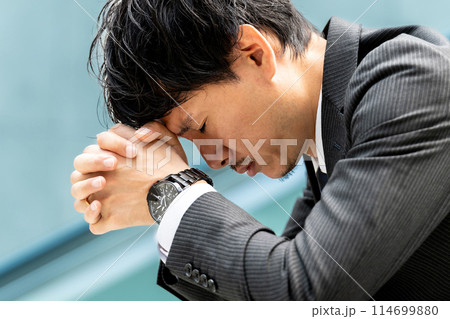 考えごとをする男性ビジネスマン 考えごとをする男性ビジネスマン 114699880