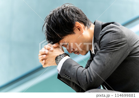 考えごとをする男性ビジネスマン 114699881