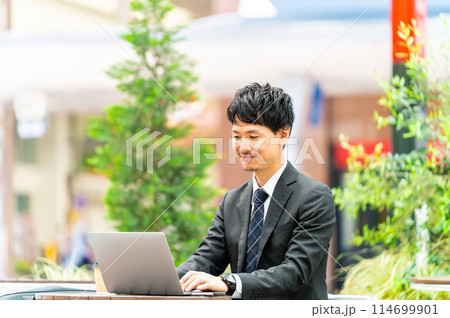 テラス席でノートパソコンを使う男性ビジネスマン テラス席でノートパソコンを使う男性ビジネスマン 114699901