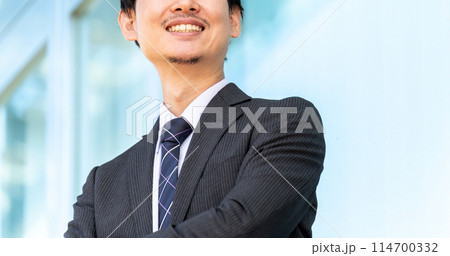 遠くを見つめる男性ビジネスマン 114700332