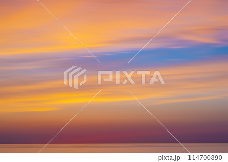 流れる雲と海をイメージしたイメージ画像 114700890