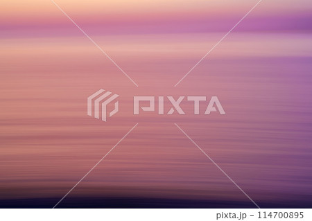 流れる雲と海をイメージしたイメージ画像 114700895
