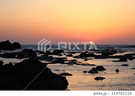 深浦の道の駅から見る夕日 114701110