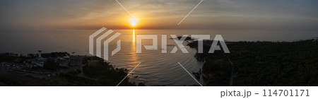 《福井県》東尋坊の夕景・日本海の日没/夕日に照らされる海岸/ドローン撮影 《福井県》東尋坊の夕景・日本海の日没/夕日に照らされる海岸/ドローン撮影 114701171