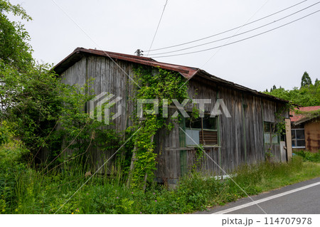 日本の岡山県の蒜山高原の古くてとても美しい建物 114707978