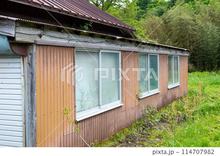 日本の岡山県の蒜山高原の古くてとても美しい建物 114707982