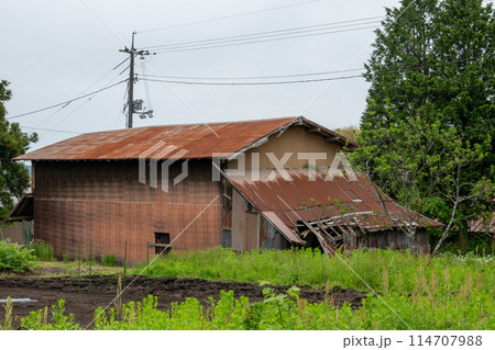 日本の岡山県の蒜山高原の古くてとても美しい建物 114707988