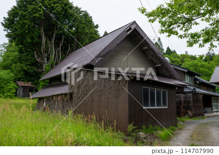 日本の岡山県の蒜山高原の古くてとても美しい建物 114707990