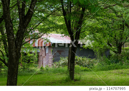 日本の岡山県の蒜山高原の古くてとても美しい建物 114707995