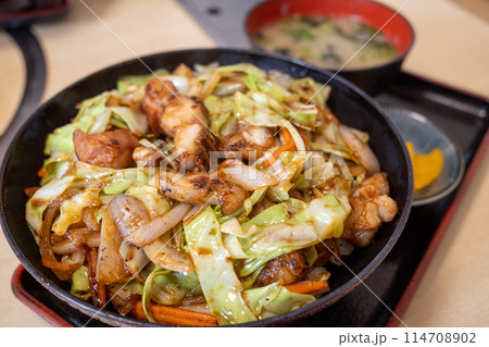 日本の岡山県のとても美味しい丼もの 114708902