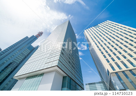 「埼玉県」さいたま新都心のビル群を見上げる 114710123