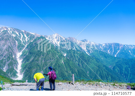 【登山素材】登山を楽しむ初老の夫婦【長野県】 114710577