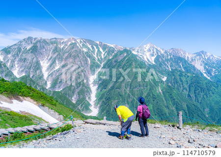 【登山素材】登山を楽しむ初老の夫婦【長野県】 114710579