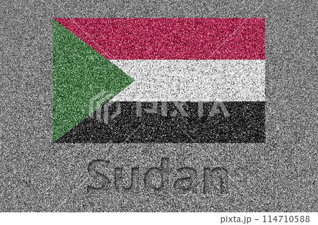 石板の上に描かれたスーダンの国旗と、掘ったような「Sudan」の文字 114710588