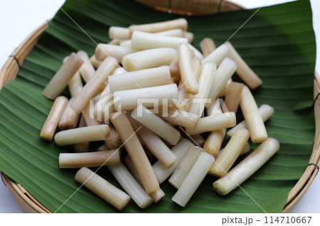Fresh lotus rootlet on banana leaf Fresh lotus rootlet on banana leaf 114710667