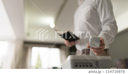 電話をする 電話をする 114710978