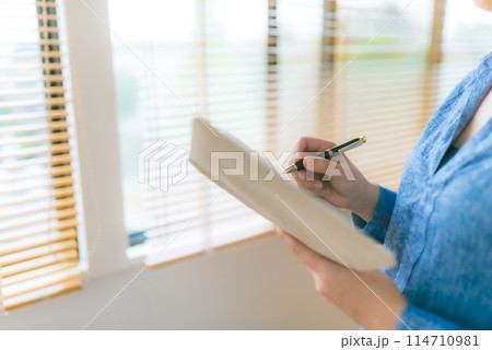 記す各女性 114710981